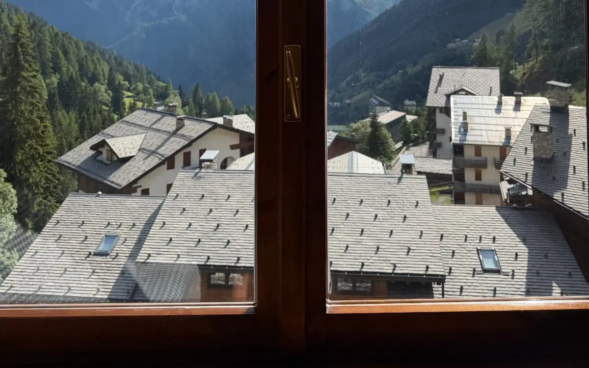 Vista sui tetti di Foppolo dalla finestra dell’appartamento Roghi